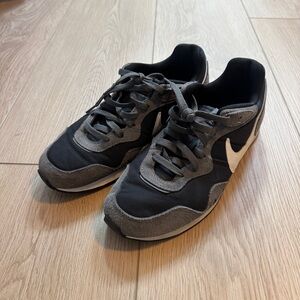 Nike venture Black Athletic Shoes
